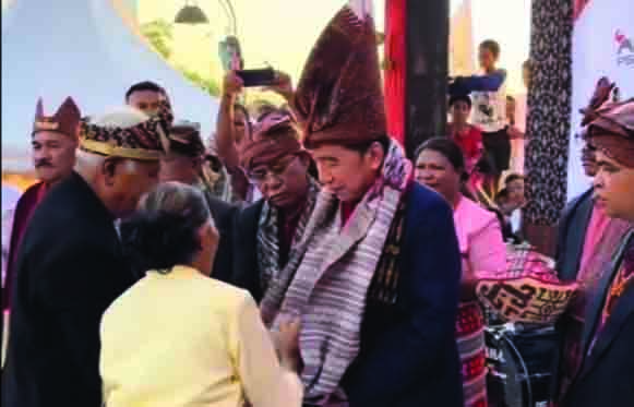Pengalungan selendang sebagai ucapan selamat datang kepada tamu kehormatan, Pak Jokowi (Minggu, 02/8/2026)