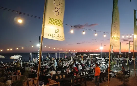 Suasana Sore di salah satu Spot Kuliner De Cafa di Pantai Glagah yang ramai dikunjungi Pengunjung (foto Dok/ist).