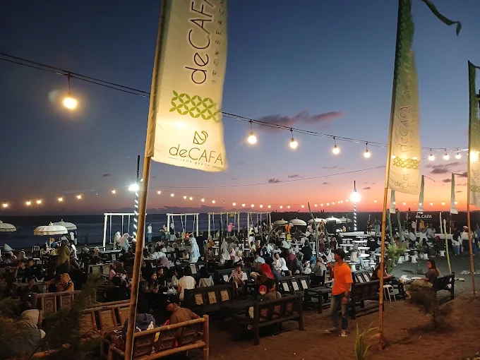 Suasana Sore di salah satu Spot Kuliner De Cafa di Pantai Glagah yang ramai dikunjungi Pengunjung (foto Dok/ist).