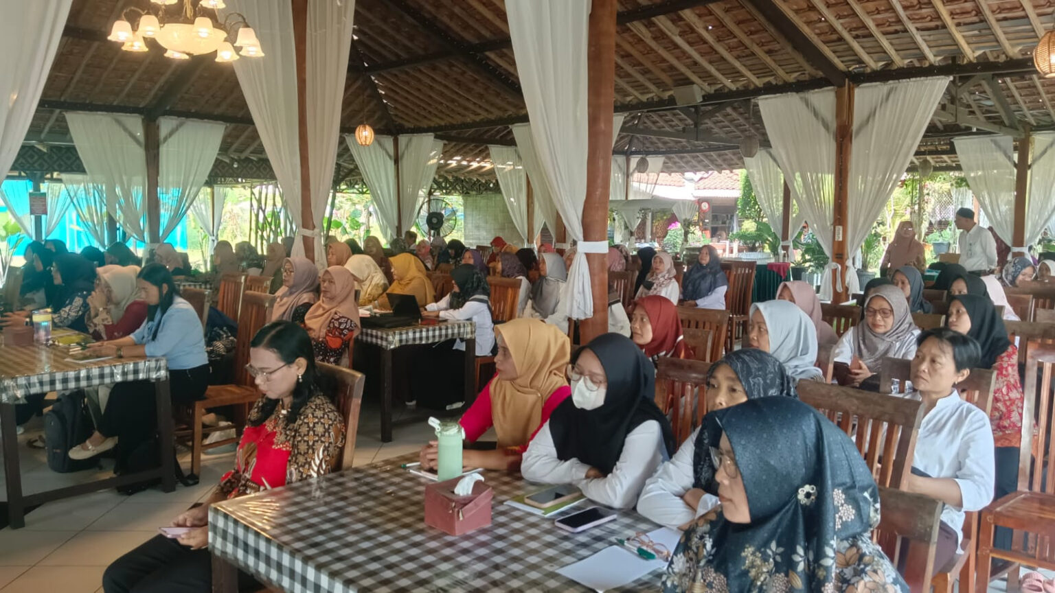 Kulon Progo menggelar pelatihan PAUD ramah anak untuk meningkatkan kapasitas pendidik dan menciptakan pembelajaran yang menyenangkan.